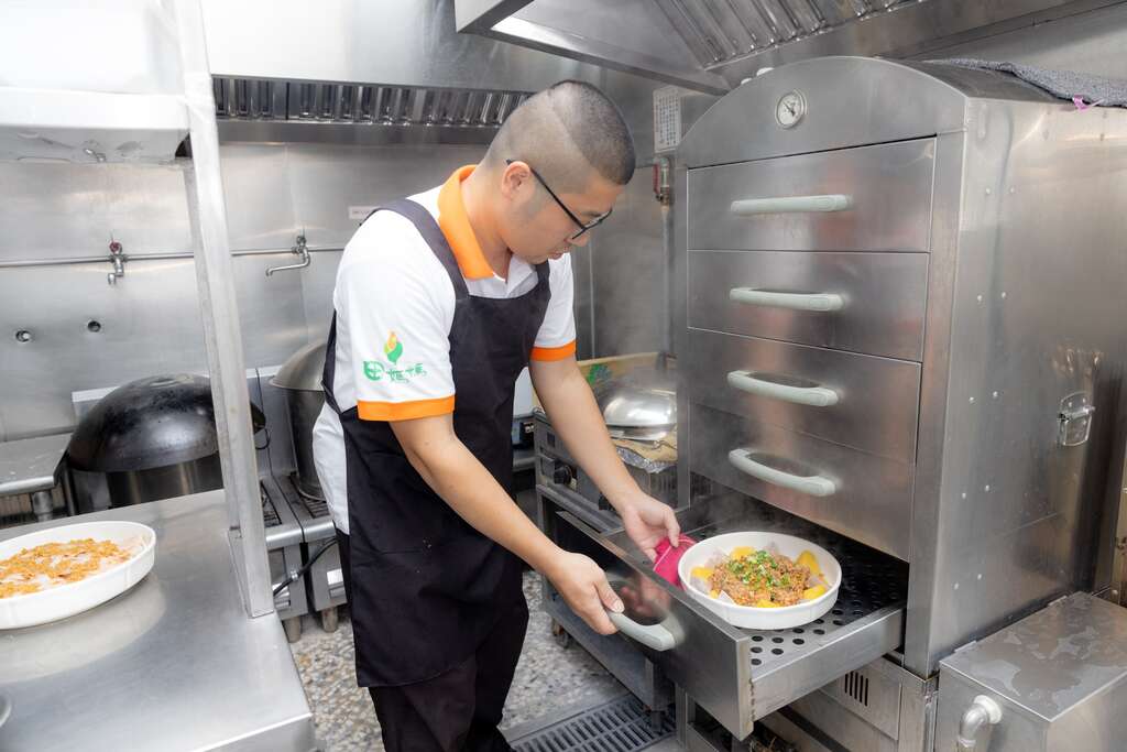 大安飛天豬田媽媽餐廳的農耕友善芋薯香小排，需蒸1.5小時讓其肉質軟嫩與入味（圖由田媽媽提供）