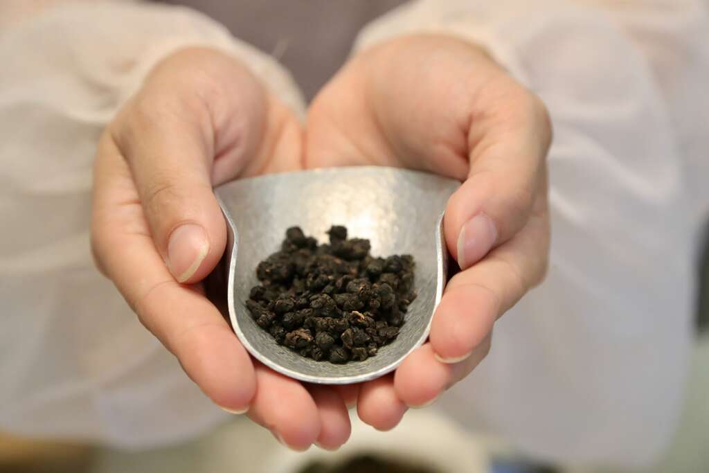 凍頂烏龍茶最大特色在於茶葉會經過焙火，讓茶體更乾燥利於保存，也增添更多的風味