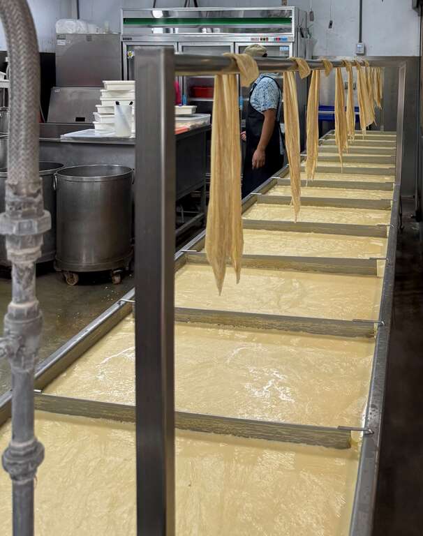 豆之間餐廳一進門左手邊，隔著落地玻璃窗，消費者可清楚看到豆包生產流程，了解湯葉、豆包得來之不易。