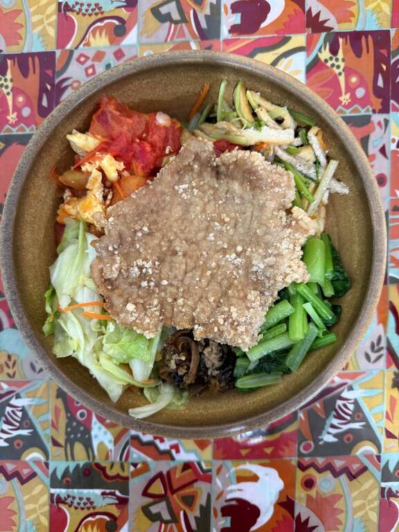 關山豬肉嚇嚇有名，是台灣的養豬畜牧業重鎮。古早味大碗公飯全部採用關山豬，就是要台灣豬的鮮甜。