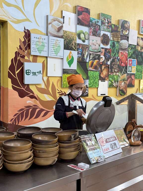 古早味大碗公飯就是用這特別訂做的大陶鍋盛裝給客人，飯菜不計成本不怕客人吃，是農村生活縮影，也是滿滿的人情。