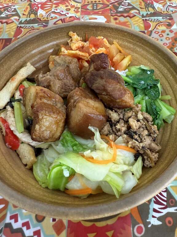 田媽媽古早味大碗公飯滿滿的配菜和主菜，無一不是媽媽的愛。許多客人吃完這一碗，歡喜的轉往超市買關山米回家。