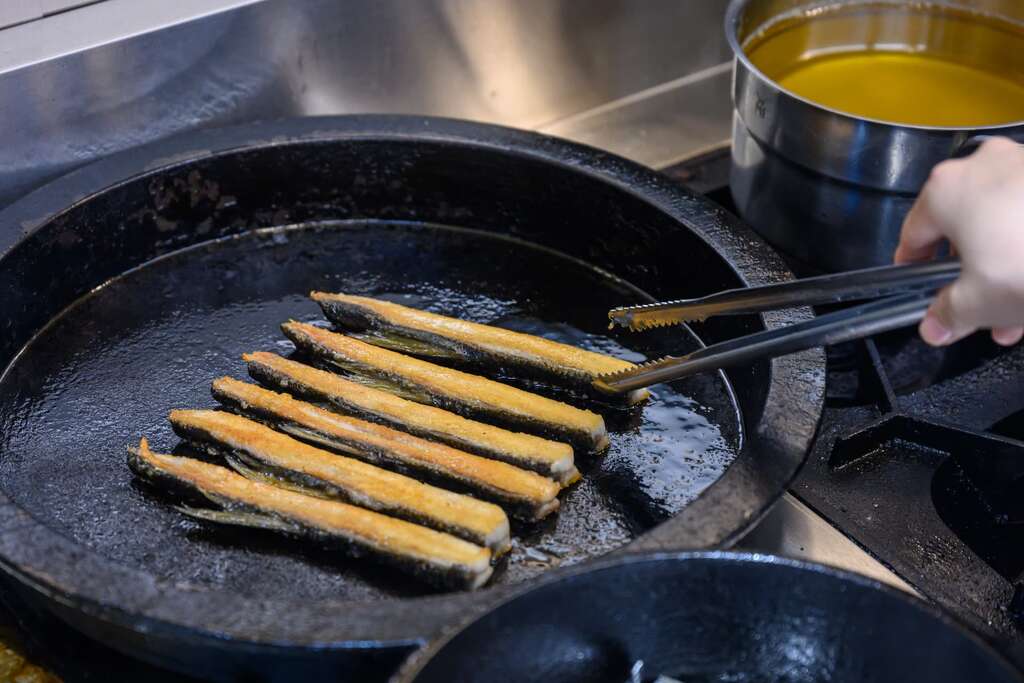 長盈海味屋的虱目魚菲力是取用虱目魚魚嶺部位，經過熟成，下鍋煎時不用放油，用魚本身的油把自己煎熟，也不會亂噴油（圖由田媽媽提供）
