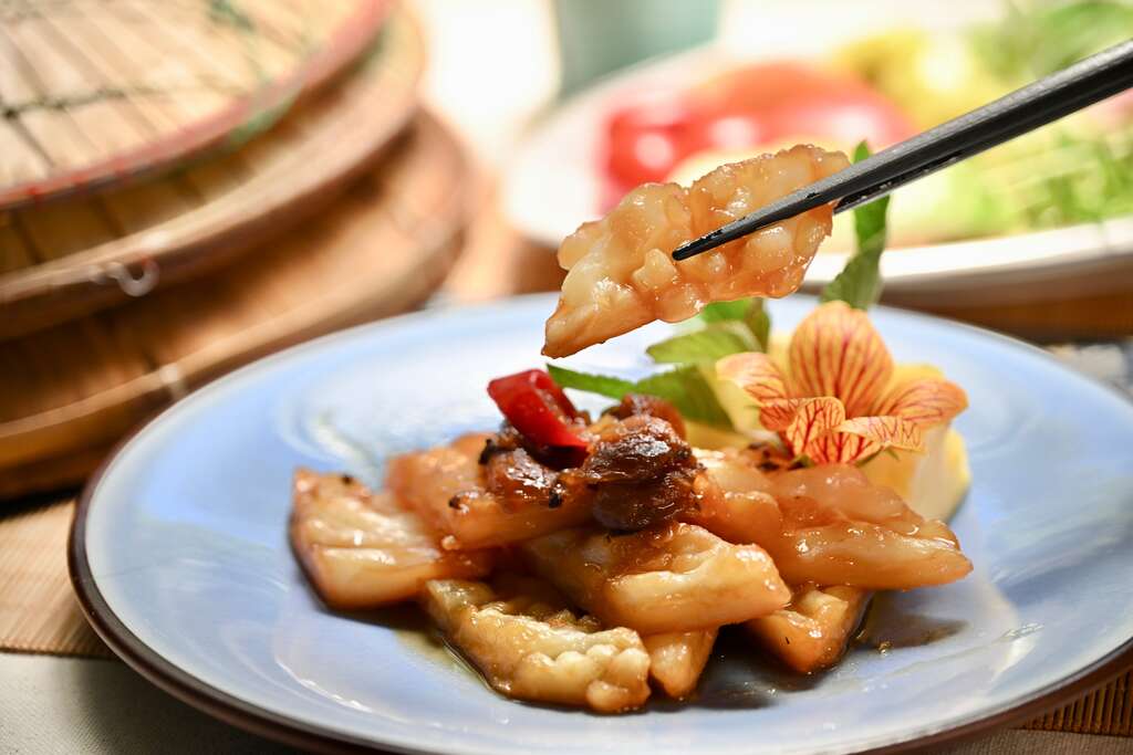 P01 「梅居」招牌菜色「福圓苦瓜」以以龍眼乾、紫蘇梅汁燉煮，展現苦韻回甘的圓融滋味 。