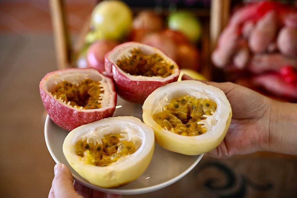 P07 梅居栽種自產的百香果切面，色彩鮮明、果香濃郁。