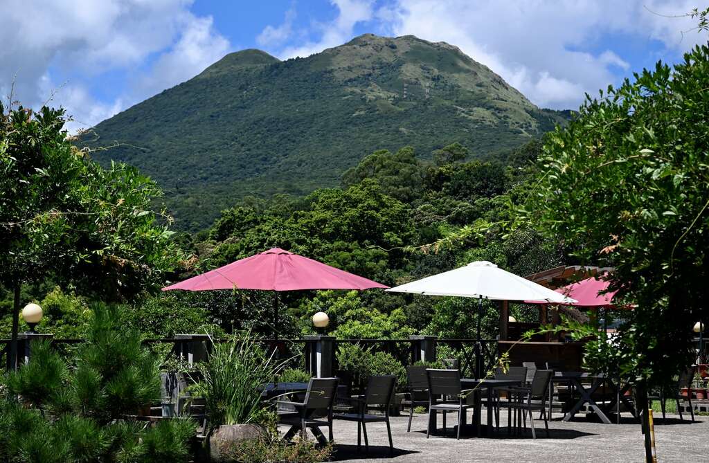 P03 梅居農場坐擁台北盆地的最佳視角 ，正對著秀麗山景，為用餐環境帶來沉靜自然景致
