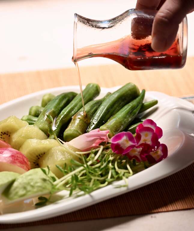 P08 「梅居香草蔬果沙拉」搭配自製梅汁 ，圓潤酸香與蔬果清鮮交融，帶來輕盈和諧的味覺體驗 。