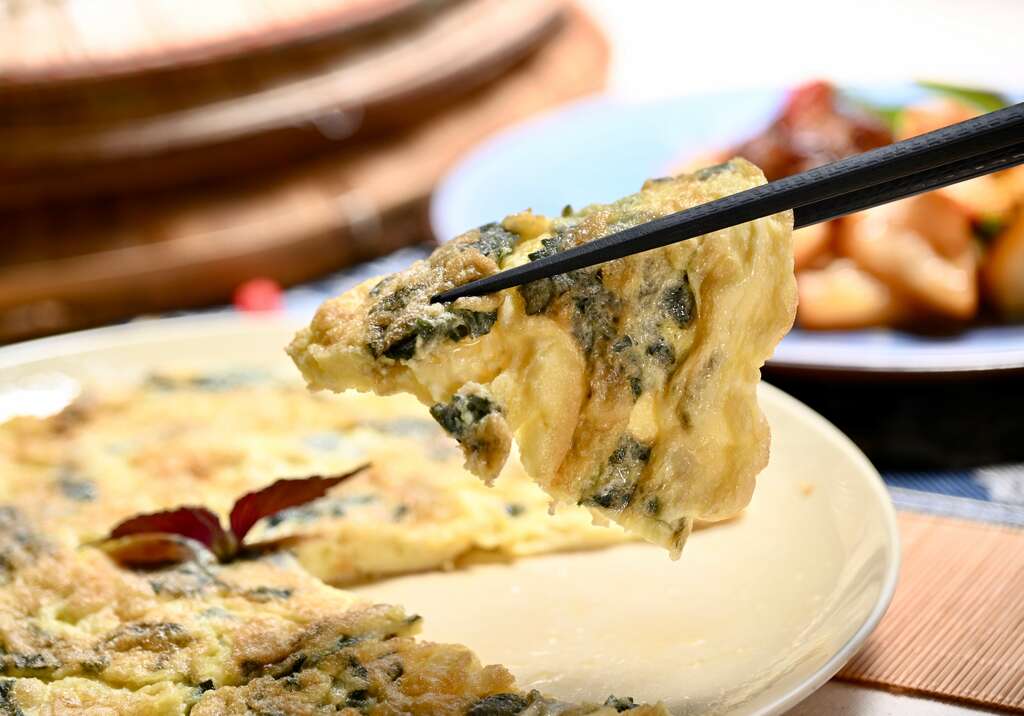 P10 把園裡大爆發的紫蘇葉融入烘蛋，辛香鮮明，是最自然的調味亮點。