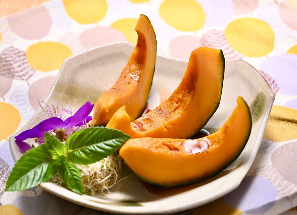 P11 淋上梅汁的蒸南瓜，綿潤細滑，簡單鮮美。