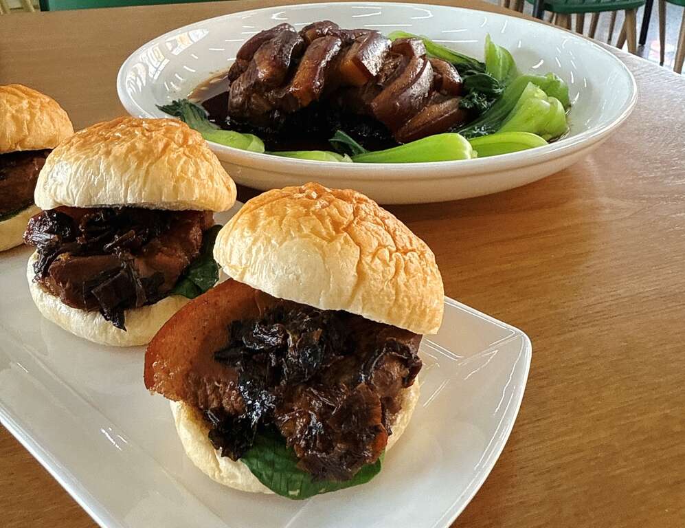 發揮巧思的梅干菜扣肉米漢堡