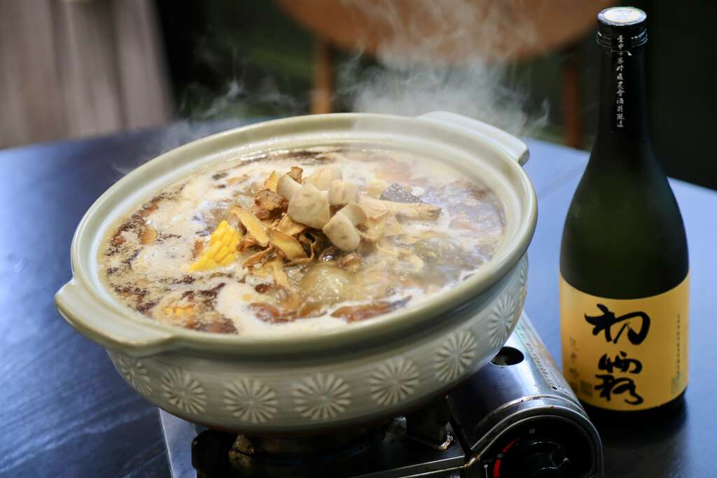 台中霧峰區農會議蘆田媽媽餐廳的「吟釀洋菇麻油雞」，因滋味渾厚且彰顯在地食材，入選為2024年田媽媽12味002