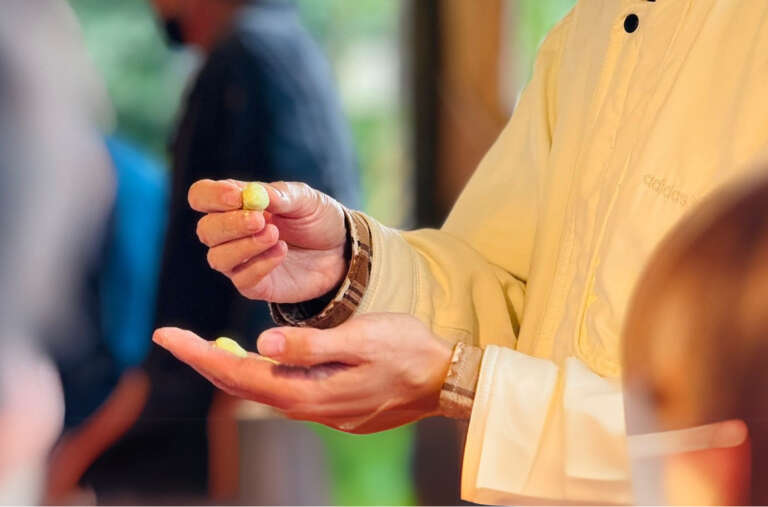 山蘇珍珠製作 照片授權：後山蕨起