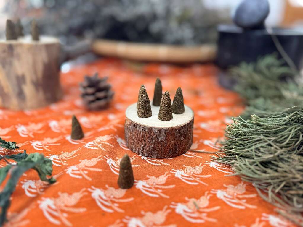 透過手作錐香活動，認識季節香草的迷人香氣。（圖片來源：草山好土氣）