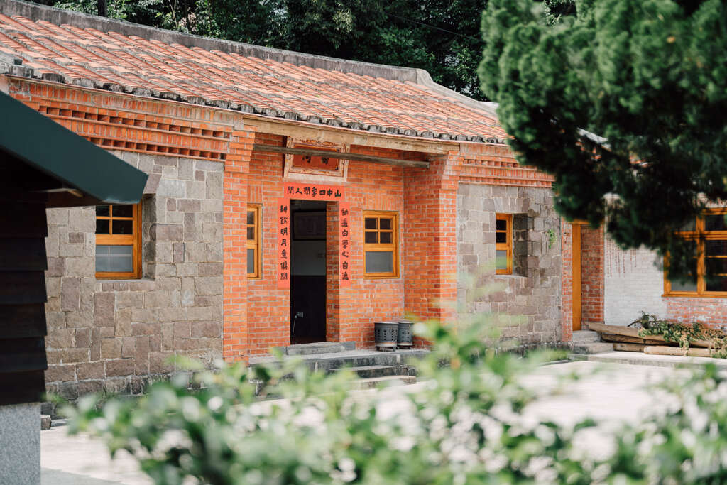 巫雲山莊是一座百年的石頭厝三合院。（圖片來源：草山好土氣）