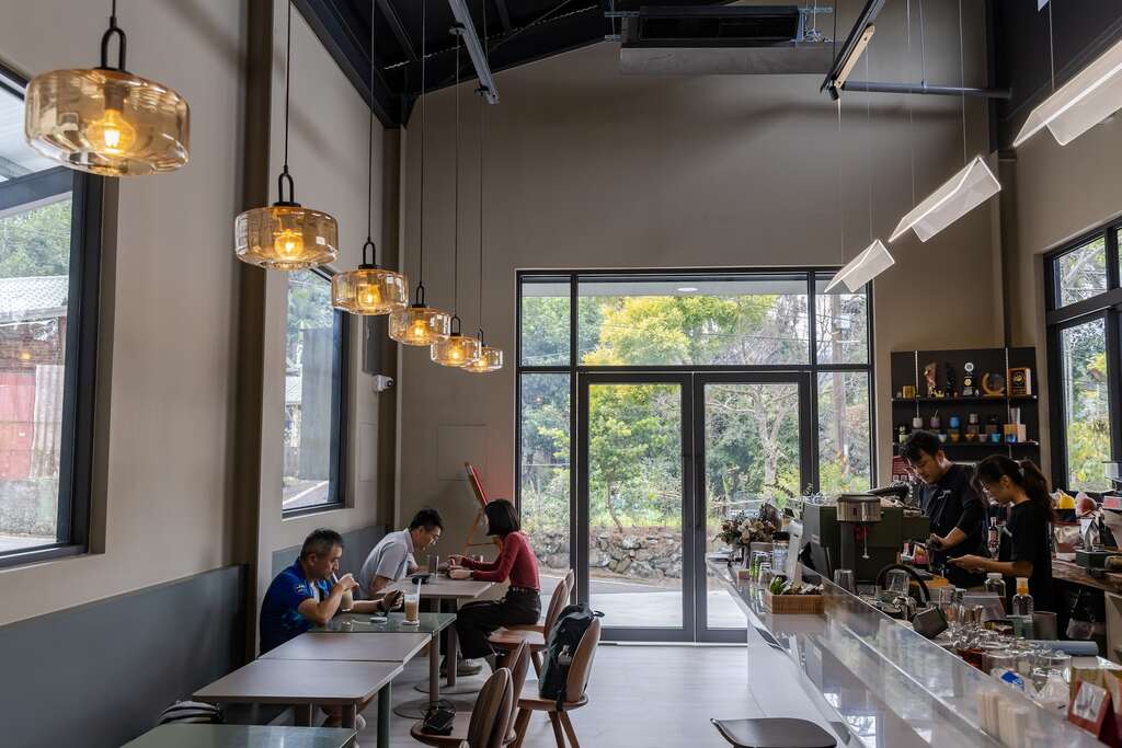 店內坐著幾位客人