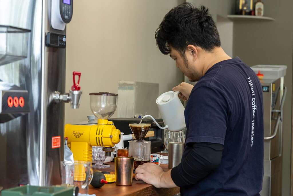 正在手沖著咖啡