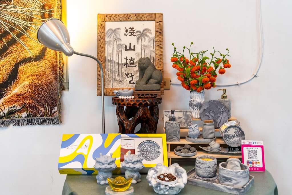 擺放以檳榔炭製作的手作品