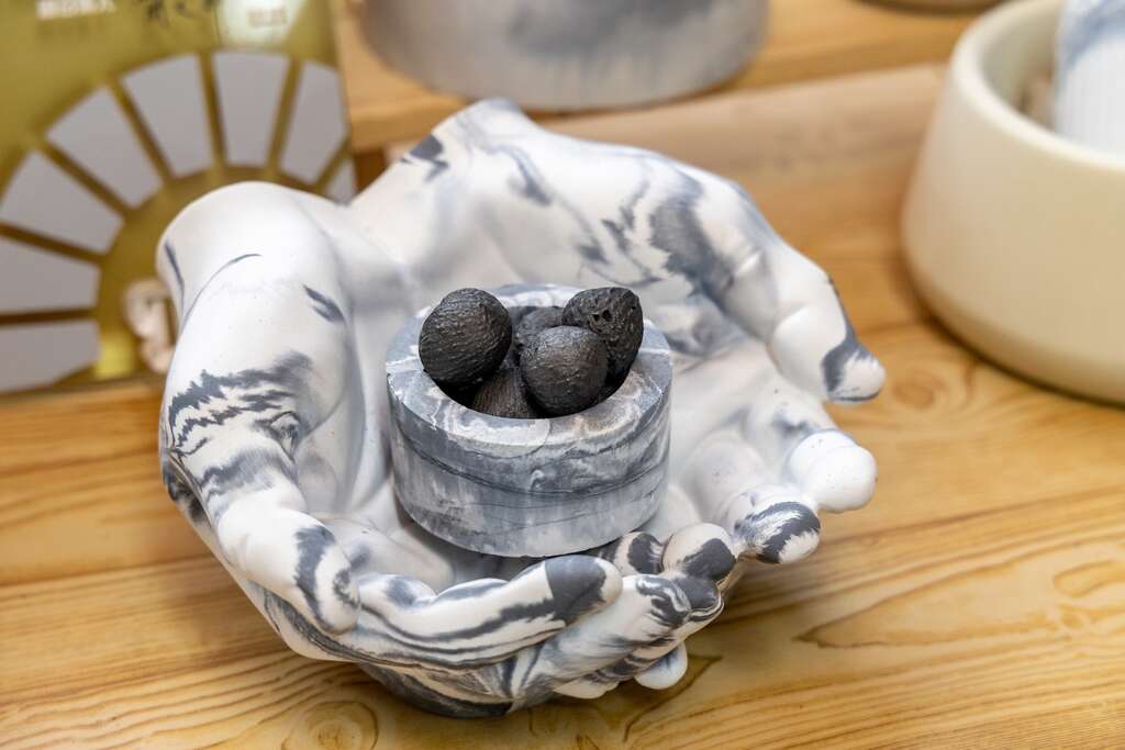 淺山植藝工作室透過農廢再利用製作的檳榔炭