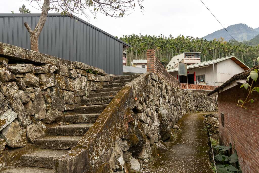 欣賞由老石匠巧手切割、砌成一面面質樸而美麗的石牆