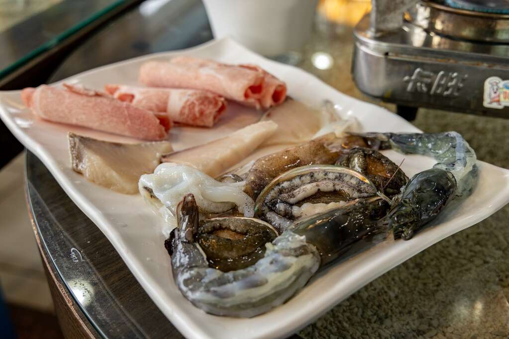 新鮮的九孔與鮑魚