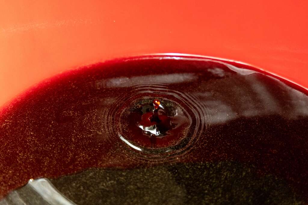 將醬缸的原汁匯聚成深沉的醬油