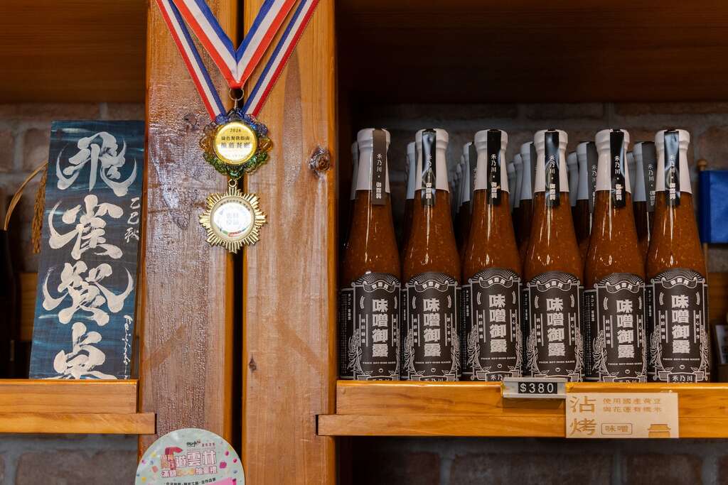 飛雀餐桌的招牌與各式醬油