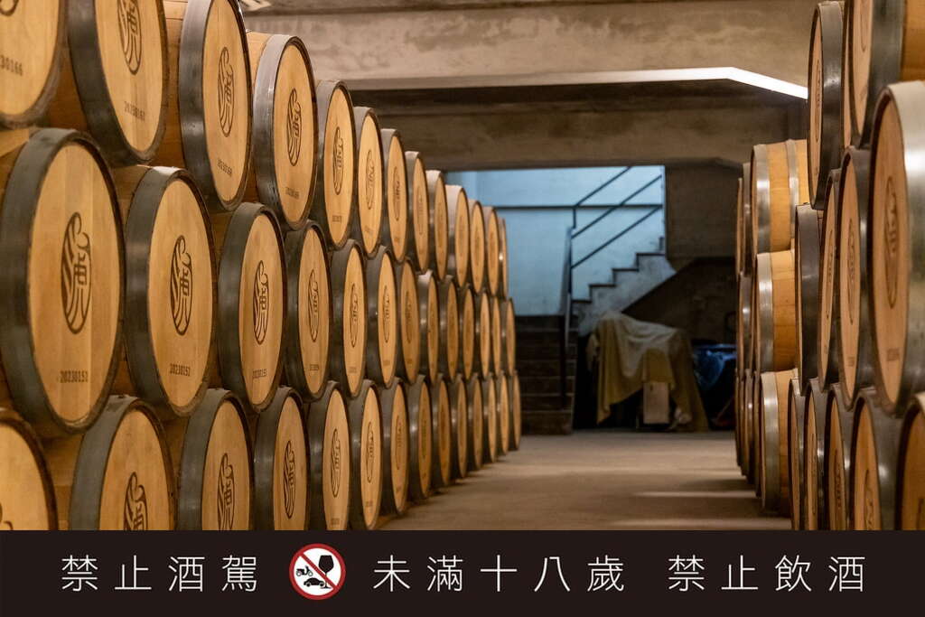 地窖裡壯觀的美國橡木桶