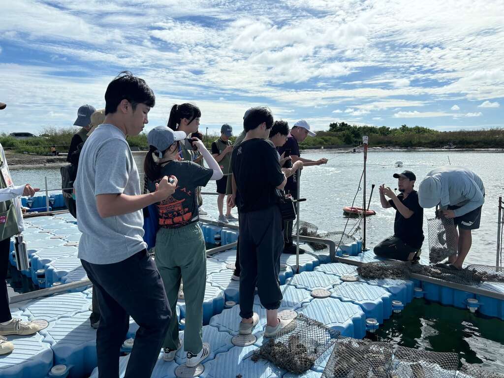 透過深度導覽，近距離認識養殖現場 圖片來源：長盈海味屋提供