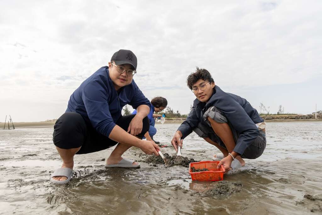 會視天氣安排到魚塭或八掌溪出海口體驗挖文蛤