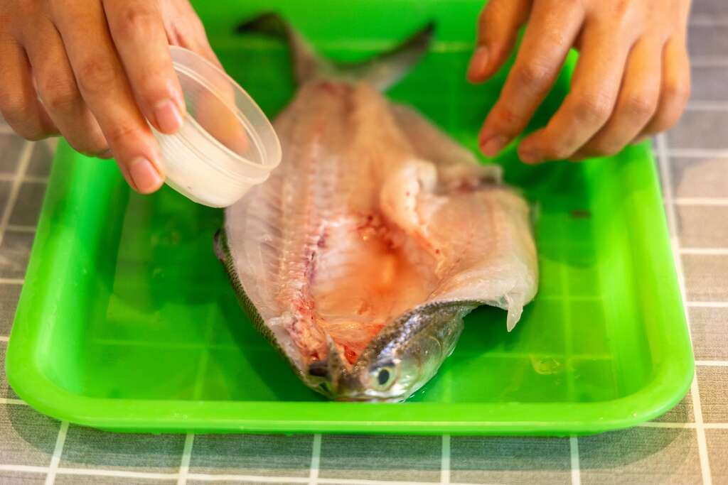 以蝴蝶式將魚攤平並抹鹽