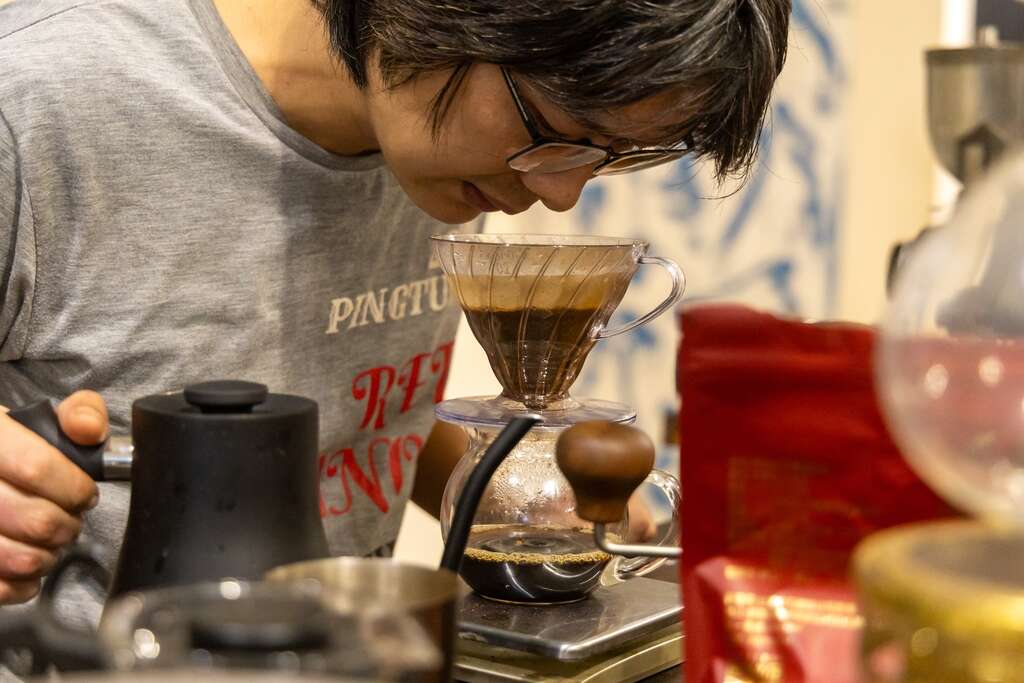 老闆手沖咖啡嗅聞香氣