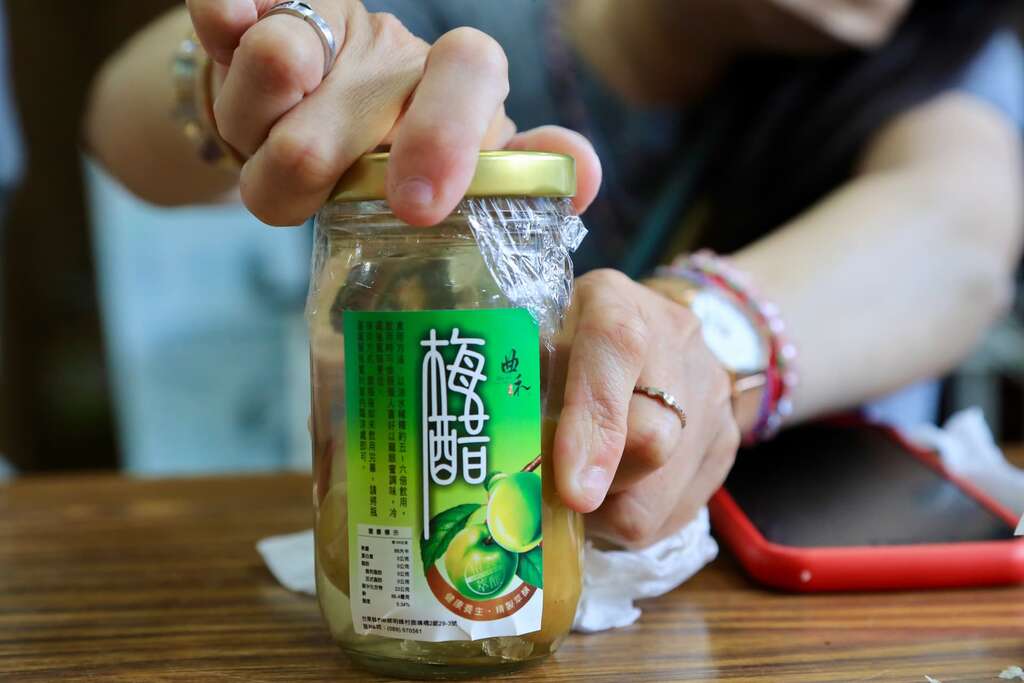 曲禾酒莊在春季將梅子冷凍，一年四季都可進行梅醋DIY，或提供其他當季農產體驗004