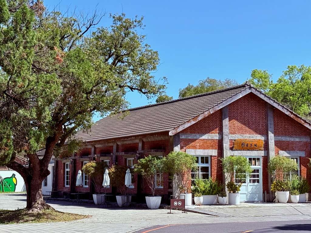 金旗山城位於旗山糖廠中，周邊有許多優美的歷史老建築004