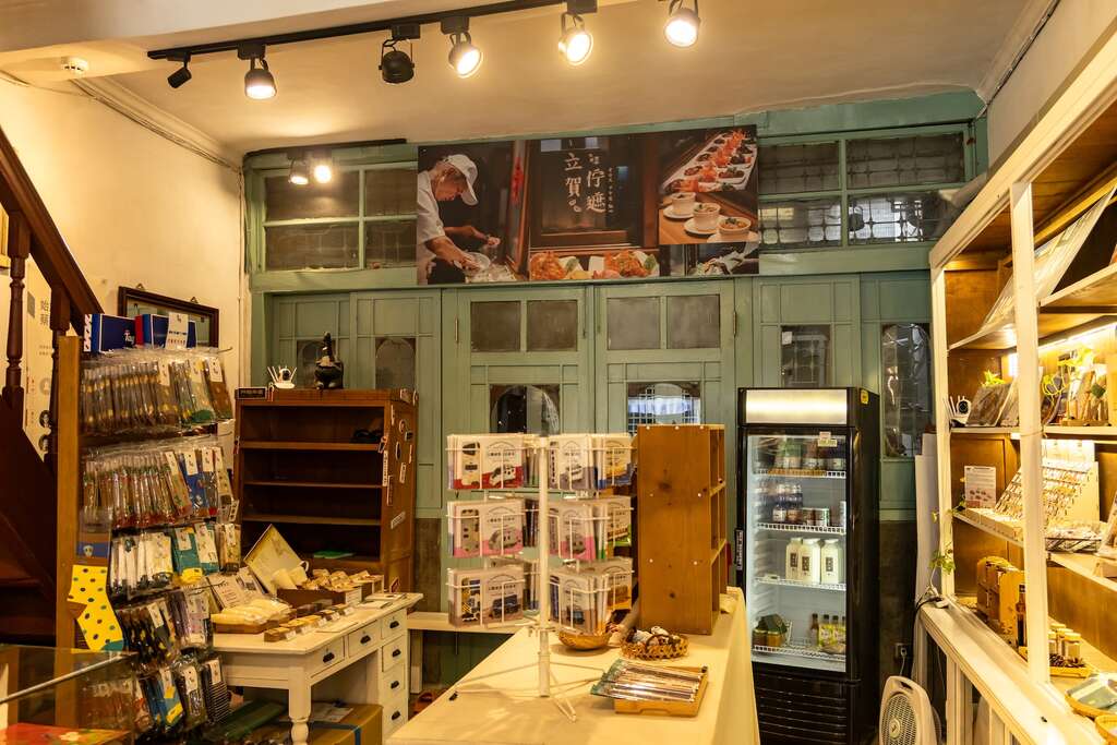 新化老街中有各式文創品可逛