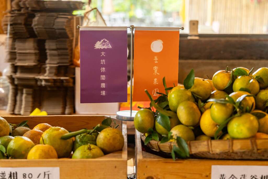 農場內售有季節限定的椪柑、茂谷柑