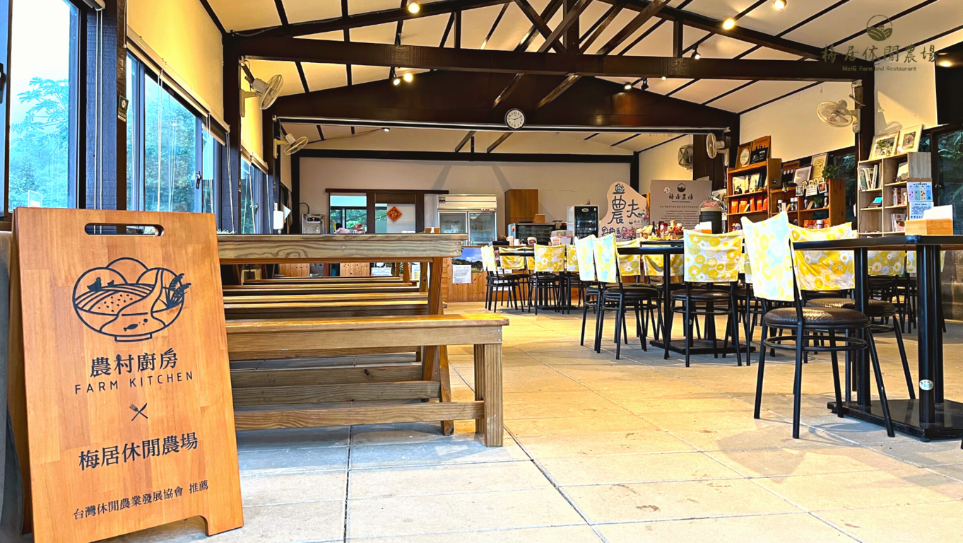 蔬食餐廳的舒適內部用餐空間