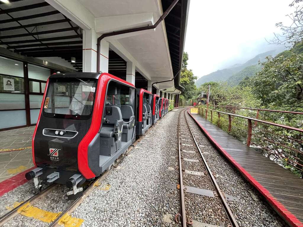 烏來台車新列車_取自台灣山林悠遊網
