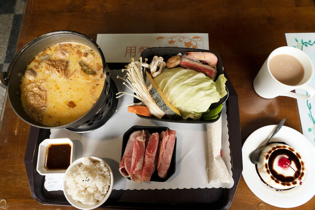 用農場自產的鮮乳製作的牛奶鍋、鮮奶茶、奶酪