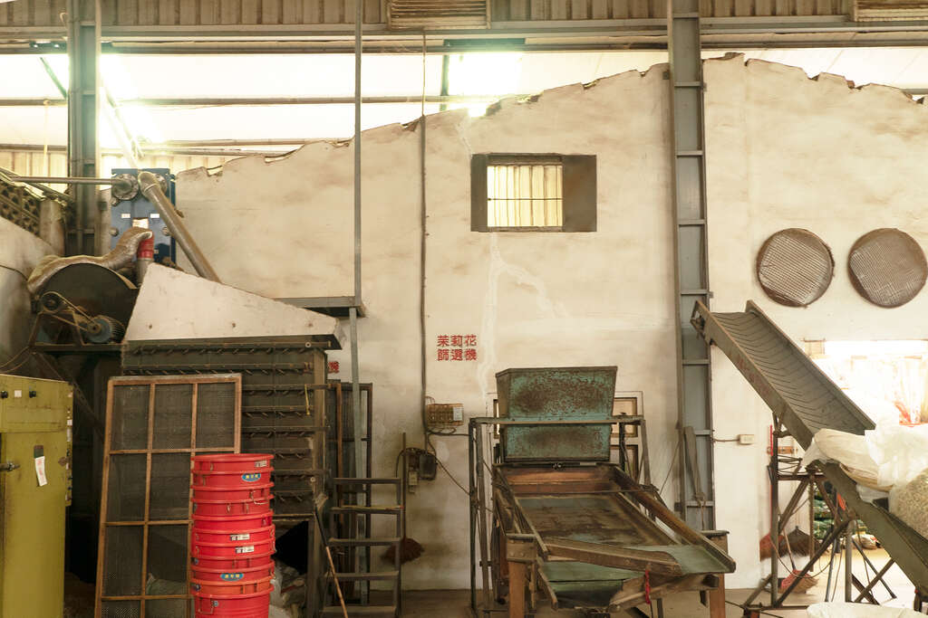 遊客可在工廠內體驗篩花過程