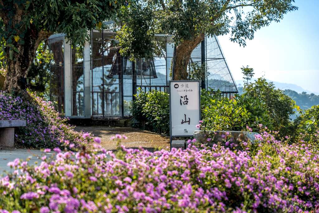 可走進仙湖內的沿山步道