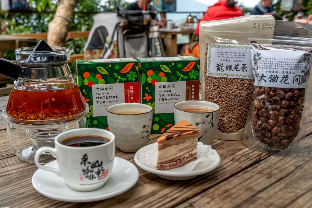大鋤花間出品的龍眼花茶、咖啡等