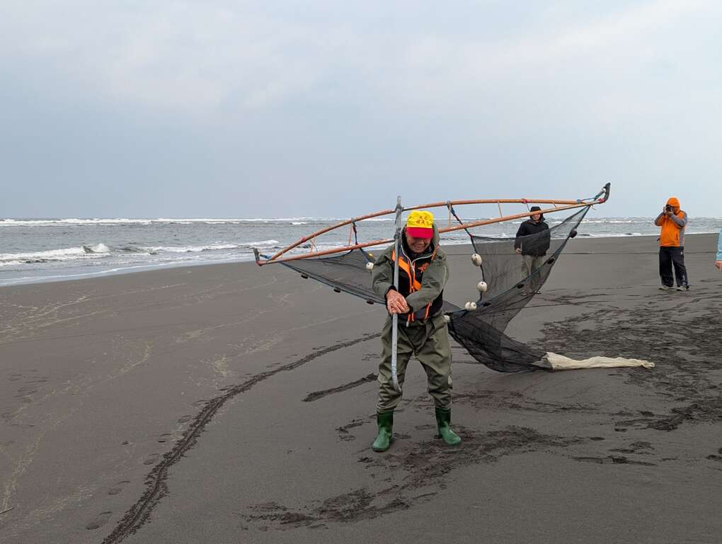 圖中為大家示範的捕鰻人為林芷的阿公阿富伯