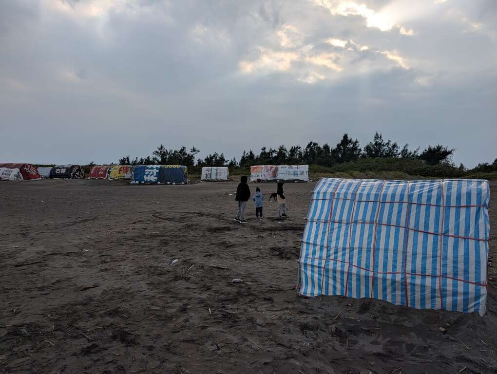在壯圍的海灘上可見利用廣告帆布搭起的防風帳篷