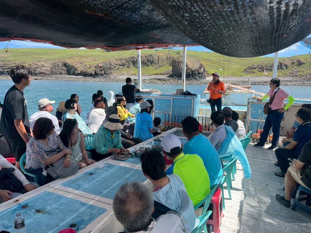 元貝田媽媽獲特色農業旅遊場域認證，隨著季節與潮汐變換，規劃出多樣化的海上體驗活動（圖片來源：元貝田媽媽提供）