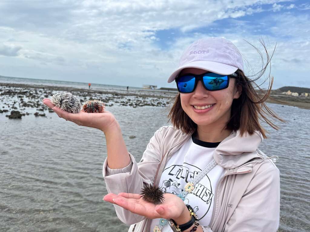 潮間帶踏浪尋海膽（圖片來源：元貝田媽媽提供）