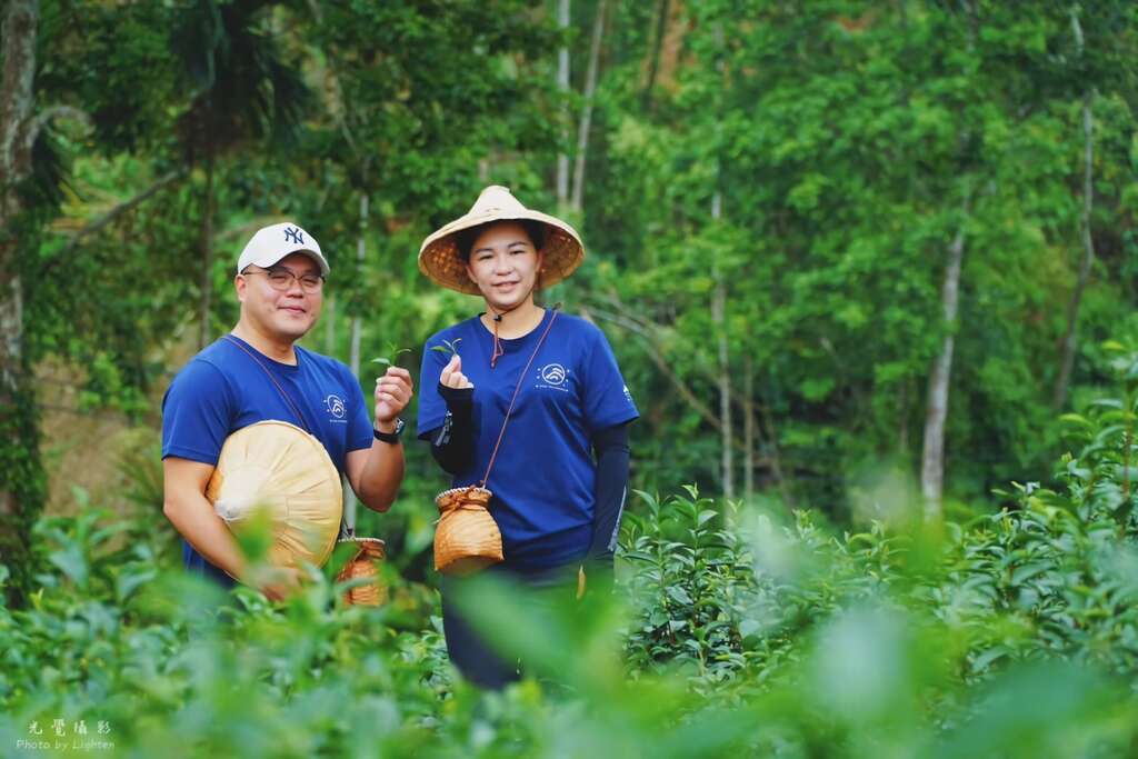 山中茶學嚴晟訓與太太卓穎伶放棄設計工作回到家鄉當茶農，希望將茶的美好分享給更多人。（照片授權：山中茶學）