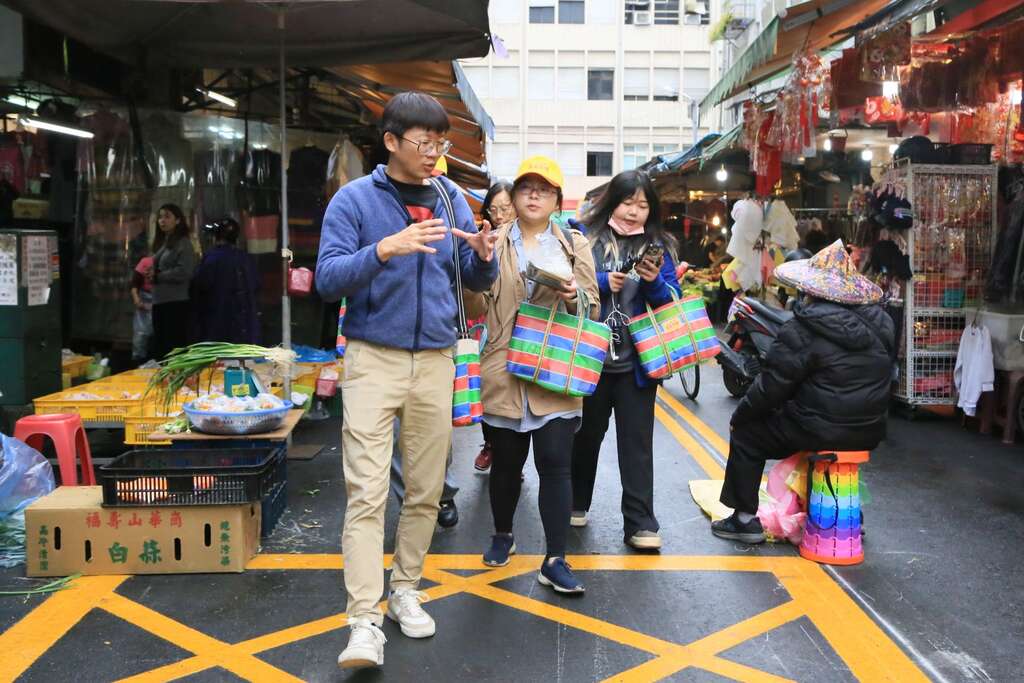 「少年阿公」方子維帶領遊客導覽體驗「來宜蘭迺菜市場」。