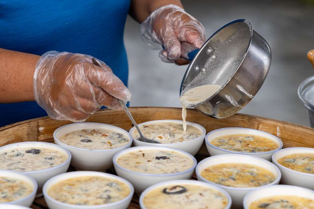 將拌入食材的在來米漿倒入碗中