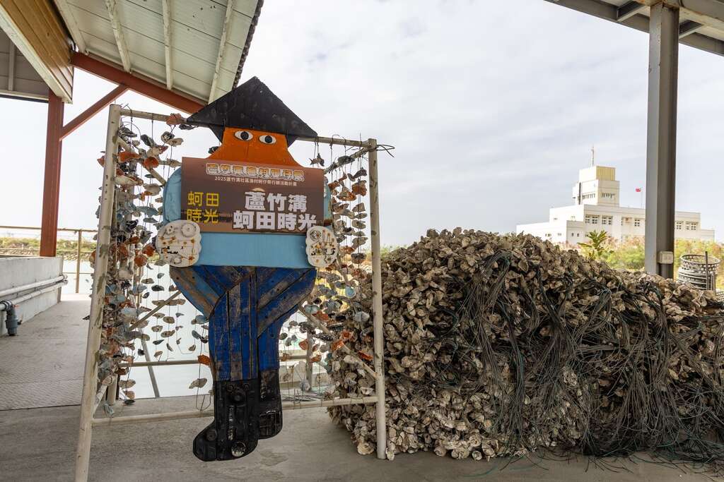 可見已處理好的蚵串堆成一座小山