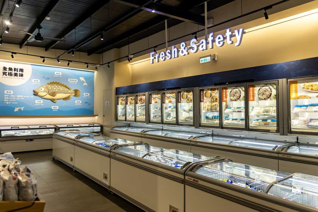 戀戀蚵子寮販售各式真空包裝的海鮮、魚類點心